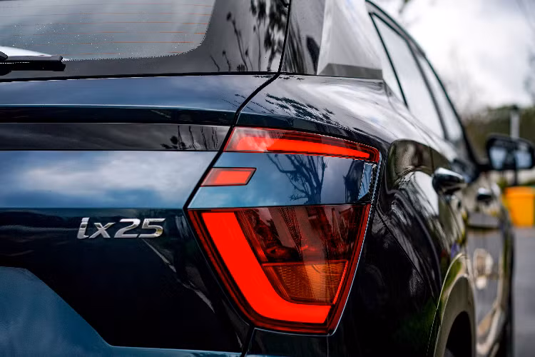 Động cơ đầu tiên là loại máy xăng 4 xi-lanh 1,5 lít, tạo ra công suất 115 PS và mô-men xoắn 144 Nm. Một loại động cơ khác có dung tích xi-lanh tương tự nhưng tạo ra mô-men xoắn cực đại lên đến 250 Nm. Phiên bản hàng đầu dùng động cơ xăng 1,4 lít T-GDI với công suất 140 PS và mô-men xoắn cực đại 242 Nm. Các tùy chọn truyền dẫn bao gồm một hộp số sàn sáu cấp, tự động sáu cấp và DCT bảy tốc độ (chỉ dành cho 1,4 T-GDI).