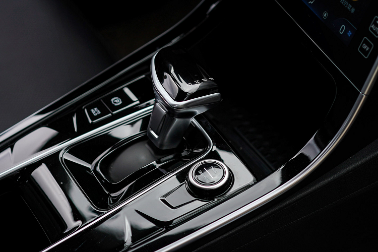 Về thiết kế, Creta trông giống như một phiên bản thu nhỏ của chiếc Palisade hàng đầu, nổi bật với đèn pha LED tách rời với đèn LED HID, đèn sương mù halogen và lưới tản nhiệt kiểu mới nhất.