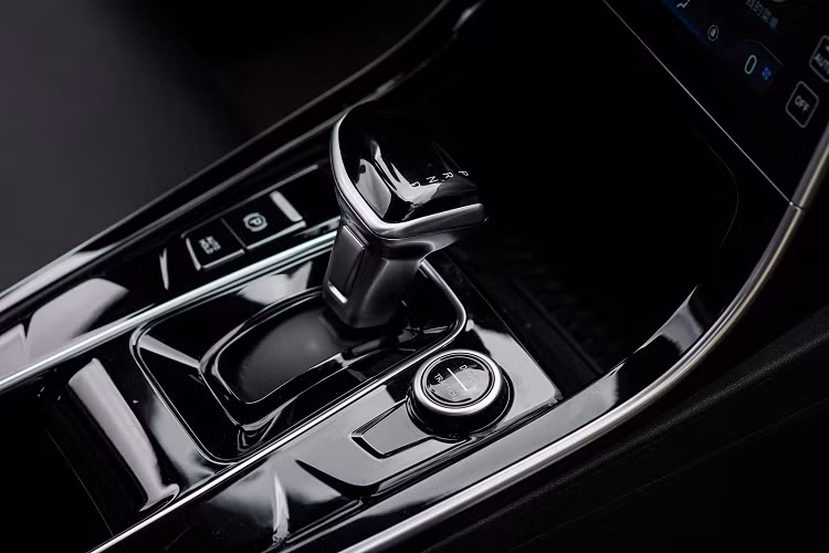 Về thiết kế, Creta trông giống như một phiên bản thu nhỏ của chiếc Palisade hàng đầu, nổi bật với đèn pha LED tách rời với đèn LED HID, đèn sương mù halogen và lưới tản nhiệt kiểu mới nhất.