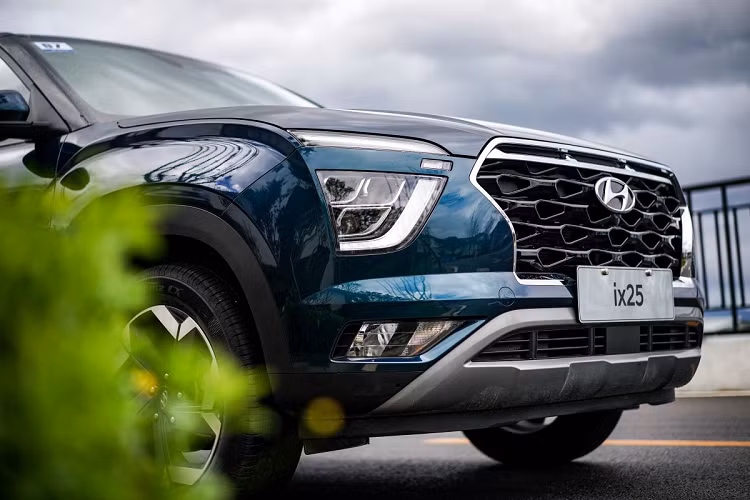 Về kích thước, Hyundai Creta hoàn toàn mới có chiều dài 4.270 mm, rộng 1.780 mm, cao 1.630 mm và có chiều dài cơ sở 2.590 mm. Như vậy, mẫu xe của Hyundai nhỏ hơn một chút so với Seltos và các báo cáo gần đây cũng cho thấy rằng Creta sẽ được cung cấp với cùng một loạt động cơ có sẵn với Seltos.