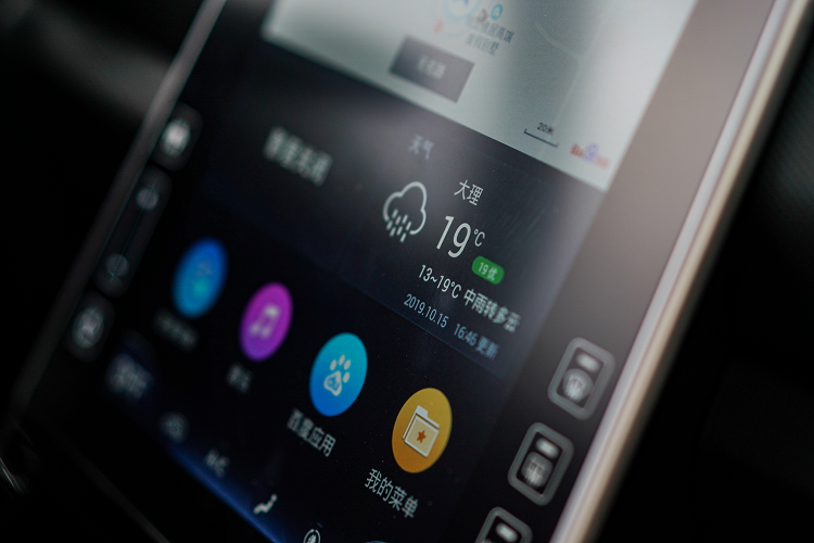 Phía sau cũng có thiết kế đèn đuôi tách tương tự như phía trước, trong khi đèn phanh thứ ba được tích hợp vào đuôi xe. Creta 2021 có đường ray mái và tấm trượt, cho nó một cái nhìn chắc chắn hơn.