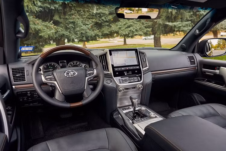 Giá xe Toyota Land Cruiser 2021 tại Mỹ có mức từ 85.515 USD, phiên bản Heritage Edition có giá 87.845 USD. Mức giá là tương đương với “người anh em” Lexus LX570 có giá từ 86.580 USD. Rõ ràng là rất khó để chọn lựa Land Cruiser khi LX570 lại có cùng mức giá như vậy.