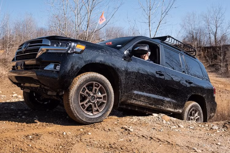 Để những loại xe như Land Cruiser có thể tồn tại trong “vòng vây” các quy định về khí thải ngày càng thắt chặt, Toyota có lẽ sẽ phải đại tu chiếc SUV cỡ lớn của mình lại từ đầu.