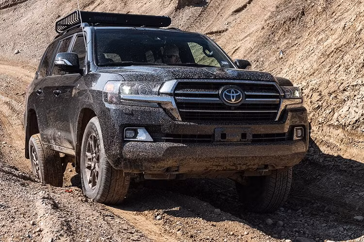 Vì thế, thế hệ tiếp theo của Land Cruiser có khả năng loại bỏ động cơ V8 cỡ lớn mà trang bị hệ thống truyền động hybrid, tăng áp và áp dụng nhiều công nghệ tiên tiến để cạnh tranh hơn trong phân khúc của nó, giống như cách Toyota đang áp dụng trên Highlander, Sienna hay sắp tới là Tundra thế hệ mới sắp ra mắt.