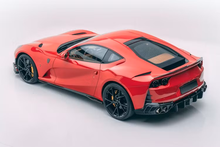 Tốc độ tối đa của Ferrari 812 Superfast thế hệ mới trong khi đó đạt ngưỡng 340 km/h, theo như Ferrari công bố.