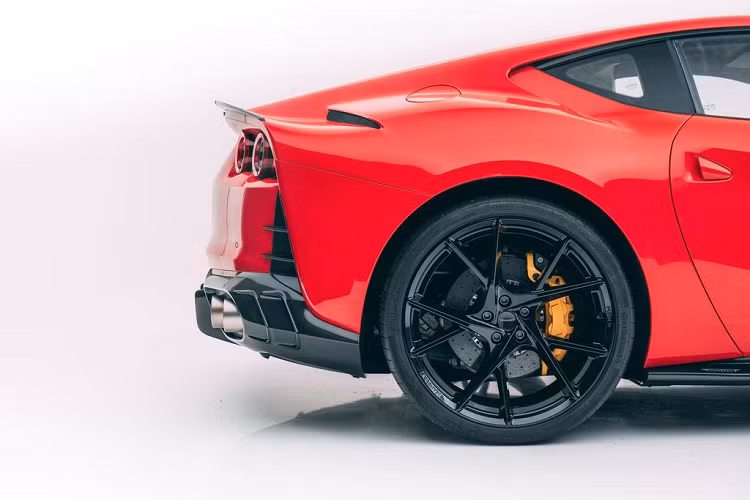 Các thông tin không đề cập tới sự nâng cấp hiệu năng nào nhưng có lẽ, 812 Superfast vốn đã quá “dư thừa” với điều đó. Khối động cơ V12 6.5 lít hút khí tự nhiên trên Ngựa Ý vốn sản sinh mức công suất cực đại 789 mã tại 8500 vòng / phút và 718 Nm tại 7000 vòng trên phút.