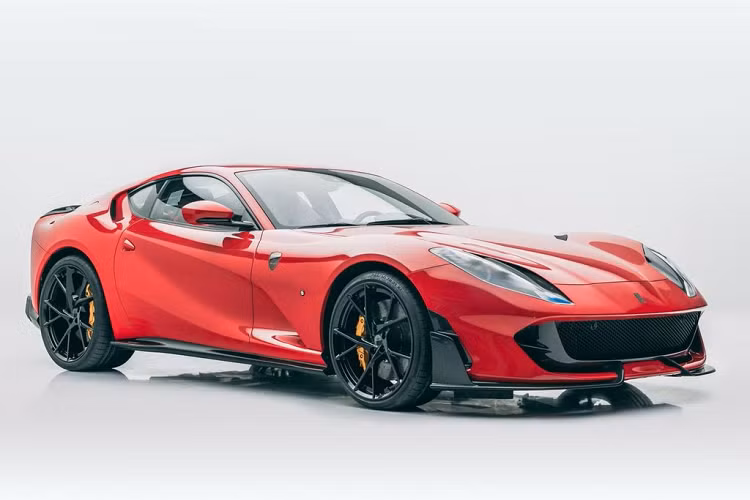 Thông qua hộp số tự động li hợp kép 7 cấp và một hệ dẫn động cầu sau, khối sức mạnh này tạo điều kiện cho một pha tăng tốc từ 0 lên 100 km/h chỉ trong 2,9 giây.