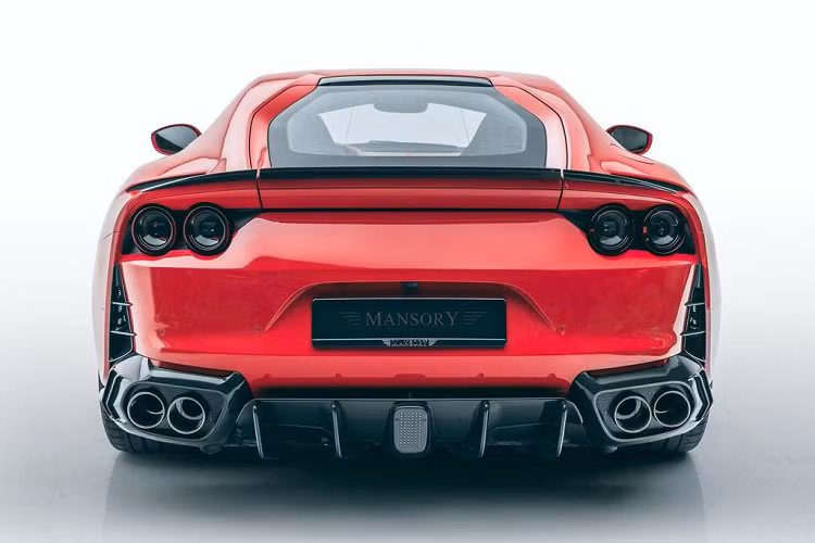 Sang tới phần đuôi xe, sự góc cạnh được thể hiện qua bộ cản độ với kích thước mở rộng, tích hợp hệ thống ống xả kép cho mỗi bên. Và tất nhiên, bộ khuếch tán gió - chi tiết không thể thiếu trên một chiếc xe hiệu năng cao, cũng được Mansory trang bị, kèm theo phần đèn pha LED chuẩn phong cách Công thức 1.