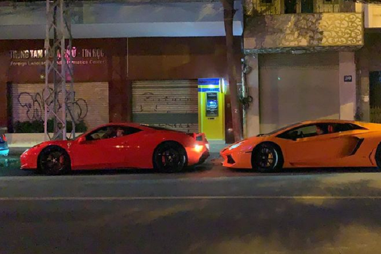 Xe có khả năng tăng tốc 0-100 km/h trong 3,4 giây trước khi đạt tốc độ tối đa 325 km/h. Mức giá xe Ferrari 458 Italia tại Việt Nam hiện nay khoảng 5 tỷ đồng.