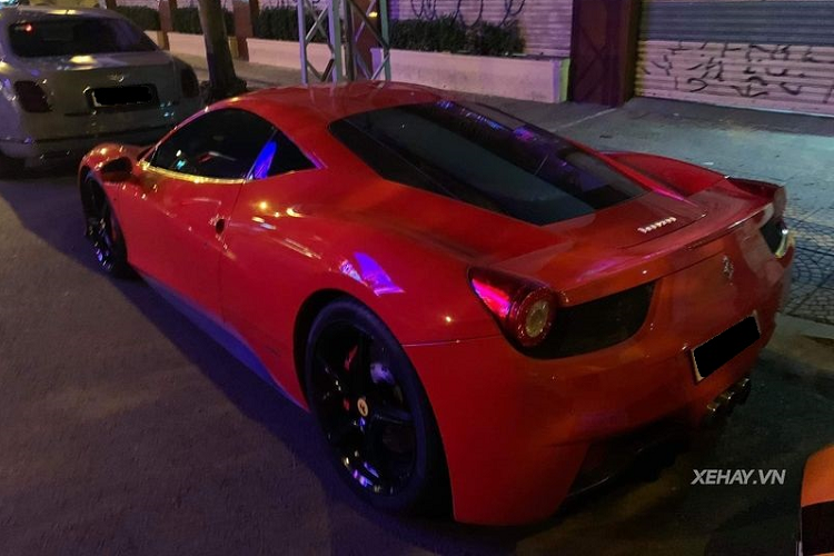Hiếm có siêu xe Ferrari 458 Italia đời cũ nào còn được giữ gần như nguyên bản tại Việt Nam như chiếc trong bài, khi mà vẻ đẹp nguyên bản trên Ferrari 458 Italia vốn được đánh giá rất cao nhờ sở hữu những đường nét thiết kế đầy quyến rũ.