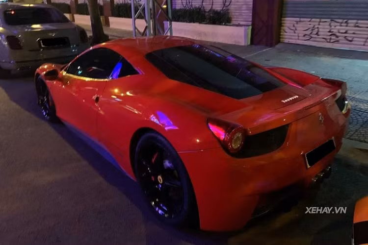 Hiếm có siêu xe Ferrari 458 Italia đời cũ nào còn được giữ gần như nguyên bản tại Việt Nam như chiếc trong bài, khi mà vẻ đẹp nguyên bản trên Ferrari 458 Italia vốn được đánh giá rất cao nhờ sở hữu những đường nét thiết kế đầy quyến rũ.