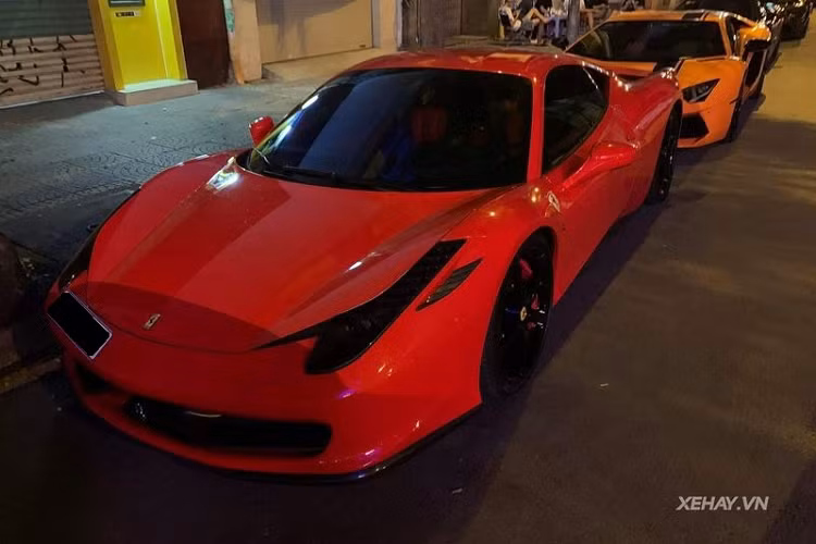 Tại Việt Nam, số lượng siêu xe Ferrari 458 Italia không ít nhưng vì đã có tuổi đời gần 10 năm nên không còn nhiều xe được giữ ở tình trạng tốt nhất. Chưa kể, nhiều chiếc đã được chủ nhân độ lại để trông hầm hố và nổi bật hơn.