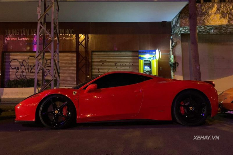 Ngoài ra điểm đáng chú ý khác của chiếc Ferrari 458 Italia trong bài chính là nội thất xe còn rất mới và trang bị nhiều chi tiết bằng da Alcantara, các dây đai an toàn có logo Ferrariai.