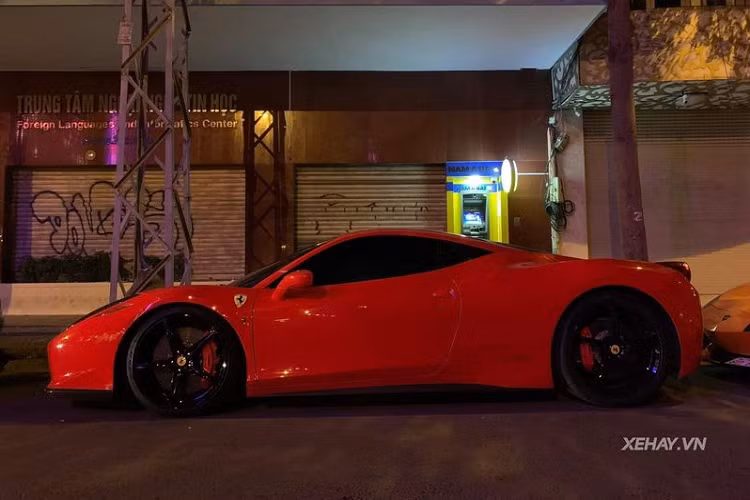 Ngoài ra điểm đáng chú ý khác của chiếc Ferrari 458 Italia trong bài chính là nội thất xe còn rất mới và trang bị nhiều chi tiết bằng da Alcantara, các dây đai an toàn có logo Ferrariai.
