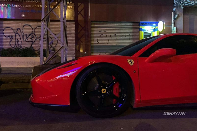 "Siêu ngựa" Ferrari 458 Italia này sở hữu màu đỏ Rosso Corsa đặc trưng của thương hiệu Ý và đã được làm đẹp thêm bằng nhiều chi tiết sợi carbon như líp cản trước, líp hông, khe gió...Đi kèm là bộ la-zăng 5 chấu hình cánh sao đặc trưng được sơn đen thể thao.