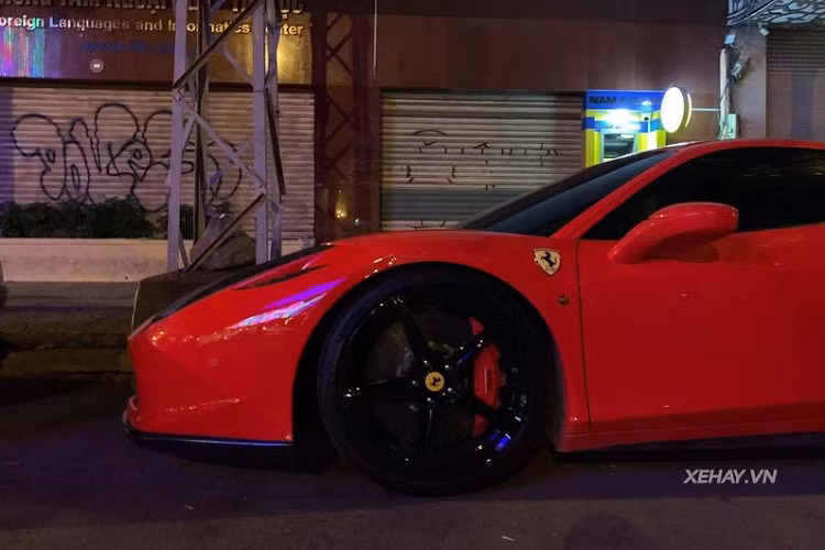 "Siêu ngựa" Ferrari 458 Italia này sở hữu màu đỏ Rosso Corsa đặc trưng của thương hiệu Ý và đã được làm đẹp thêm bằng nhiều chi tiết sợi carbon như líp cản trước, líp hông, khe gió...Đi kèm là bộ la-zăng 5 chấu hình cánh sao đặc trưng được sơn đen thể thao.