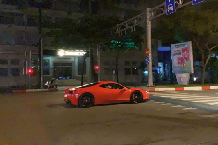 Cung cấp sức mạnh cho Ferrari 458 Italia là khối động cơ hút khí tự nhiên V8 4.5L sản sinh công suất 570 mã lực và mô-men xoắn cực đại 540 Nm.