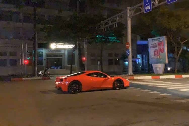 Cung cấp sức mạnh cho Ferrari 458 Italia là khối động cơ hút khí tự nhiên V8 4.5L sản sinh công suất 570 mã lực và mô-men xoắn cực đại 540 Nm.