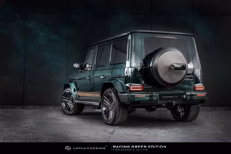 Bên cạnh đó, Mercedes-Benz G-Class Racing Green Edition còn được trang bị bộ mâm 22 inch tùy chỉnh sơn màu than chì độc đáo, có các huy hiệu đặc biệt ở thân xe và nóc xe được ốp hoàn toàn bằng sợi carbon mờ có dòng chữ "Racing Green Edition".