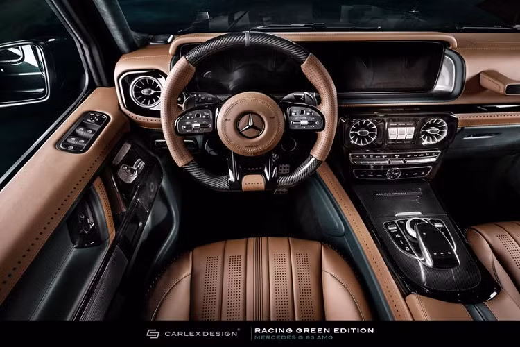 Carlex không quên trang trí thêm cho cabin xe bằng những chi tiết sợi carbon như trên vô lăng, bảng điều khiển trung tâm và tay nắm bên ghế hành khách phía trước.