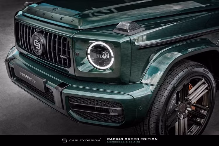 Làm tròn những thay đổi dành cho khoang nội thất của G-Class Racing Green Edition là trần xe phủ Alcantara màu xanh lá cây đậm, lưng ghế màu xanh lá và da màu xanh lá ở nửa dưới của táp-lô, bảng điều khiển trung tâm cũng như các tấm ốp cửa. Mức giá xe Mercedes-Benz G-Class Racing Green Edition độ vẫ chưa được công bố chính thức.