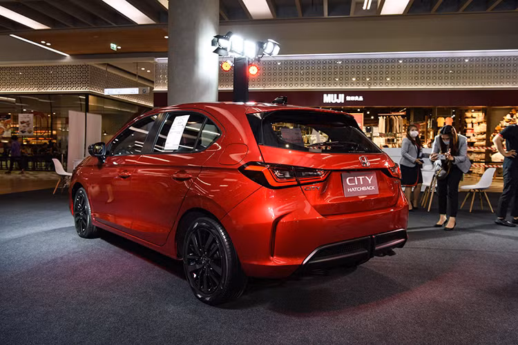 Tại thị trường Thái Lan, Honda City Hatchback 2021 sẽ có tổng cộng 6 màu sơn ngoại thất là đỏ Ignite Red Metallic, trắng Platinum White Pearl, xám Meteoroid Grey Metallic, xám Sonic Grey Pearl, đen Crystal Black Pearl và trắng Taffeta White.