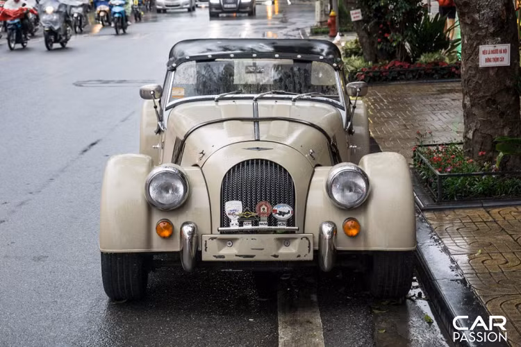 Vòm bánh xe gây ấn tượng khi được mở rộng ra và kéo dài từ bánh trước xuống đến bánh sau. Bộ mâm nan hoa xe sử dụng sở hữu thiết kế đẹp mắt và được sơn đen nhằm tạo điểm nhấn cho vẻ ngoài xe. Bộ khung vỏ được làm từ thép phủ Autophoretic, Morgan đời này vẫn dùng giảm xóc sau dạng lá tương tự xe bán tải, phía trước dùng hệ thống treo dạng trụ trượt cũng vô cùng đặc biệt và hiếm gặp.