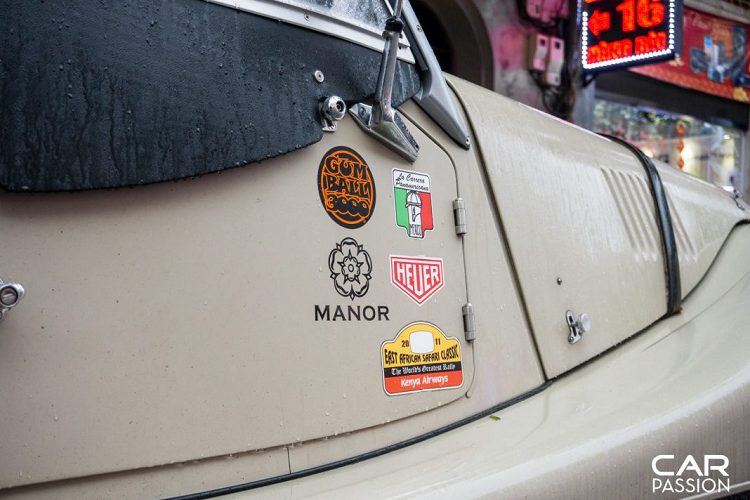 Nội thất phong cách cổ điển bên trong được bọc da thật cao cấp kết hợp gỗ tự nhiên và kim loại gia công tinh tế. Vô-lăng 3 chấu gia công từ kim loại kết hợp gỗ, những thông số cơ bản được hiển thị bằng đồng hồ kim cổ điển nhất có thể. Phiên bản tiêu chuẩn không có hệ thống giải trí. Mui xe màu đen được làm thủ công kết hợp hài hòa với ngoại thất xe.