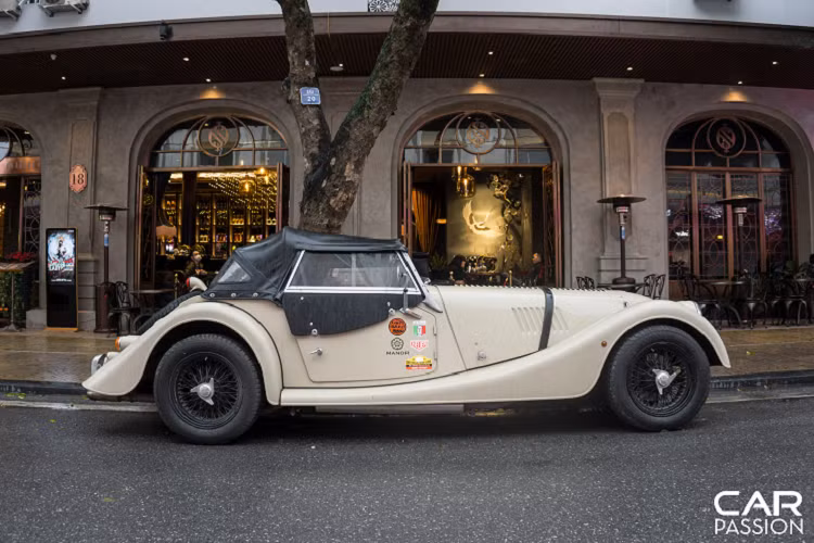 Cản trước của xe được mạ chrome sáng bóng, lưới tản nhiệt giữ nguyên ngôn ngữ thiết kế của Morgan với những đường kim loại thẳng đứng, mặt trong đan lưới hình kim cương. Đèn pha tròn cổ điển kết hợp với đèn xi-nhan cách điệu, logo của Morgan đặt phía trên lưới tản nhiệt.