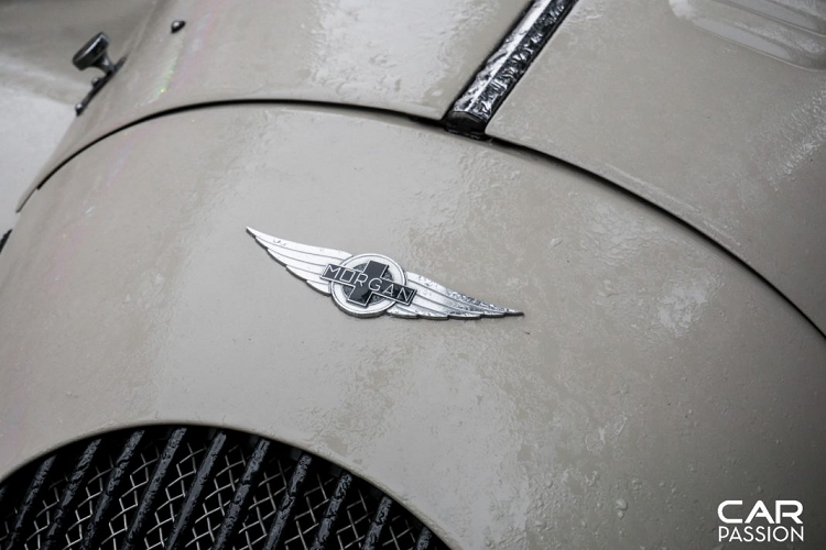 Đuôi xe đặc biệt với lốp dự phòng đặt ở vị trí trung tâm, ngay phía trên là cụm đèn cảnh báo, hai bên là cụm đèn hậu khá ấn tượng. Bình nhiên liệu cũng được đặt ở phía sau xe, nắp bình xăng đặt cạnh lốp dự phòng, hệ thống ống xả đơn với chụp ống xả kim loại. Nhờ thiết kế nhỏ gọn, khối lượng khô của Morgan Plus 4 chỉ dừng lại ở 927 kg.