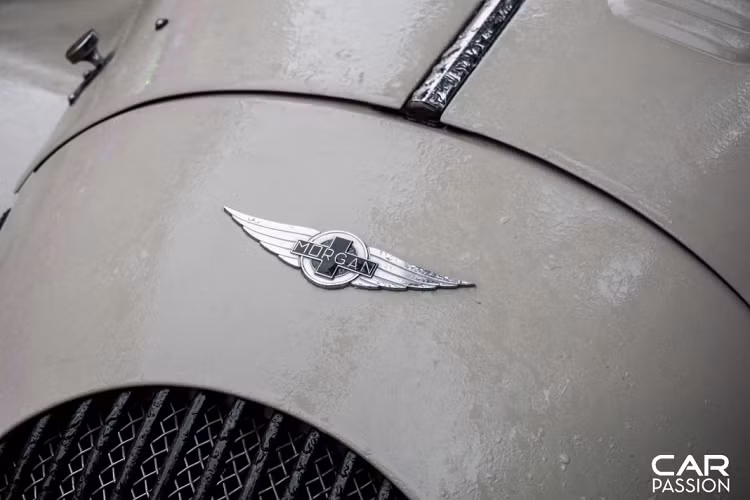 Đuôi xe đặc biệt với lốp dự phòng đặt ở vị trí trung tâm, ngay phía trên là cụm đèn cảnh báo, hai bên là cụm đèn hậu khá ấn tượng. Bình nhiên liệu cũng được đặt ở phía sau xe, nắp bình xăng đặt cạnh lốp dự phòng, hệ thống ống xả đơn với chụp ống xả kim loại. Nhờ thiết kế nhỏ gọn, khối lượng khô của Morgan Plus 4 chỉ dừng lại ở 927 kg.