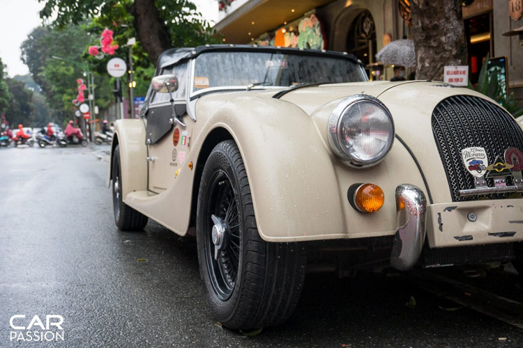 Morgan Plus 4 tại Hà Nội sở hữu thiết kế cổ điển, không thay đổi từ khi ra mắt lần đầu tiên vào năm 1950. Động cơ đặt trước, đầu xe dài, khoang cabin đặt lùi về phía sau với 2 chỗ ngồi, kính chắn gió dạng pop-up, đuôi xe ngắn và hốc bánh lộ ra ngoài. Những gì thay đổi trên mẫu Plus 4 đã có hơn 70 năm tuổi đời tồn tại chủ yếu tập trung vào hệ truyền động để phù hợp hơn với thời đại.