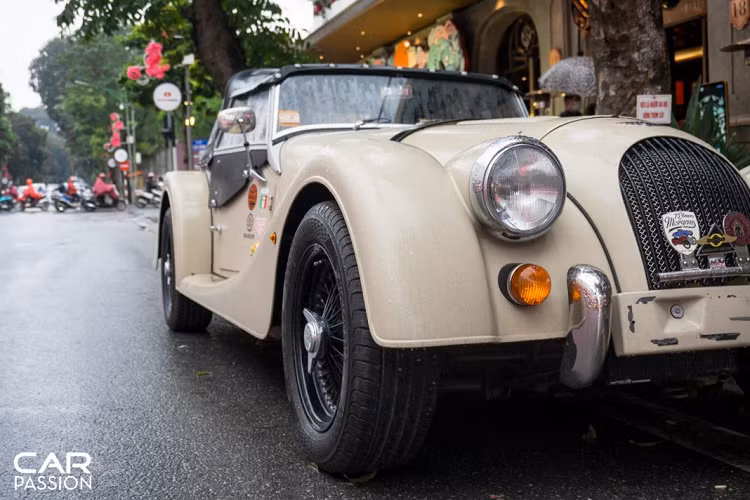 Morgan Plus 4 tại Hà Nội sở hữu thiết kế cổ điển, không thay đổi từ khi ra mắt lần đầu tiên vào năm 1950. Động cơ đặt trước, đầu xe dài, khoang cabin đặt lùi về phía sau với 2 chỗ ngồi, kính chắn gió dạng pop-up, đuôi xe ngắn và hốc bánh lộ ra ngoài. Những gì thay đổi trên mẫu Plus 4 đã có hơn 70 năm tuổi đời tồn tại chủ yếu tập trung vào hệ truyền động để phù hợp hơn với thời đại.