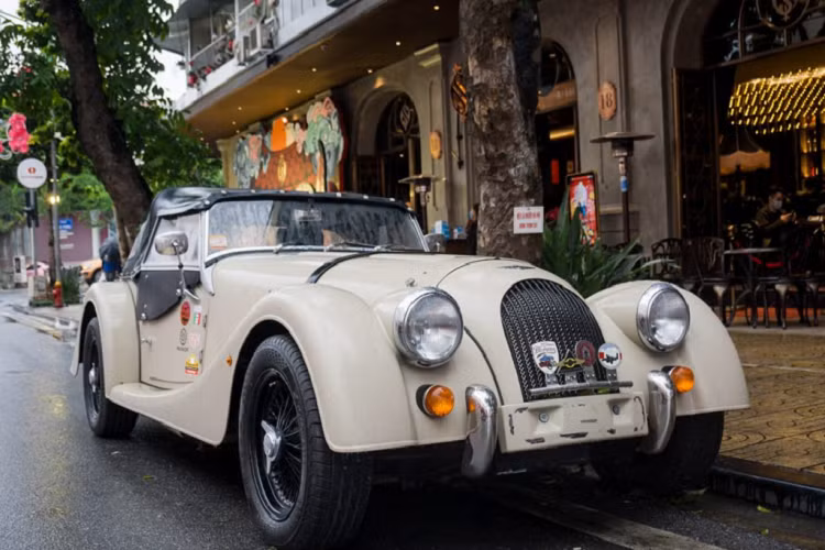 Khác biệt với lớp sơn trắng muốt của chiếc đầu tiên, chiếc xe cổ Morgan Plus 4 tại Hà Nội sở hữu bộ áo trắng sữa ít nổi bật hơn, sự có mặt của hai chiếc Plus 4 đã nâng tổng số xe Morgan tại Việt Nam lên con số 4, hai chiếc còn lại lần lượt là Morgan Aero SuperSport và Aero 8 SuperSport.