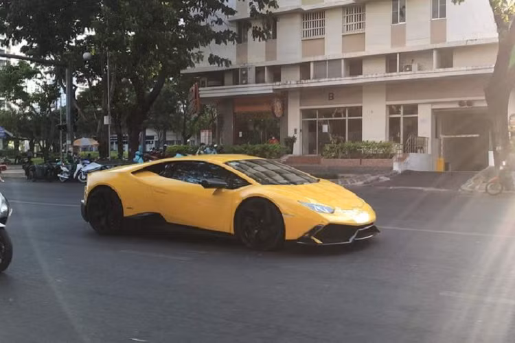 Về nguồn gốc, siêu xe Lamborghini Huracan trong bài viết về nước hồi tháng 5/2018, đây có thể cũng là chiếc Huracan từng trải qua nhiều đời chủ nhân nhất tại Việt Nam. Trước khi về garage của một đại gia ở TP HCM, siêu phẩm này đã từng trải qua 6 đời chủ.