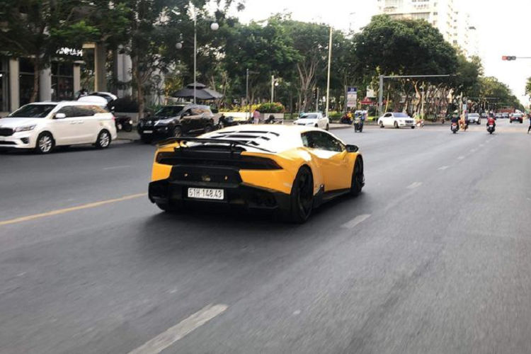 So với mẫu xe nguyên bản, Lamborghini Huracan này đã được tinh chỉnh lại 1 số chi tiết như hạ thấp khoảng sáng gầm xe khoảng vài cm, sát mặt đường hơn, cản sau được thay thế hoàn toàn với những khe khuếch tán cỡ lớn.