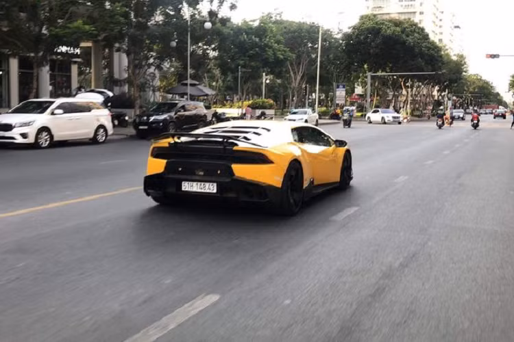 So với mẫu xe nguyên bản, Lamborghini Huracan này đã được tinh chỉnh lại 1 số chi tiết như hạ thấp khoảng sáng gầm xe khoảng vài cm, sát mặt đường hơn, cản sau được thay thế hoàn toàn với những khe khuếch tán cỡ lớn.