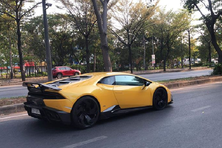 Chủ nhân đầu tiên của chiếc xe là một đại gia trong ngành bất động sản. Sau đó một thời gian, chiếc xe này đã được bán lại qua tay nhiều chủ mới, trong đó có cả doanh nhân Nguyễn Quốc Cường, người đã độ gói Mansory cho xe và Trưởng nhóm Car Passion.