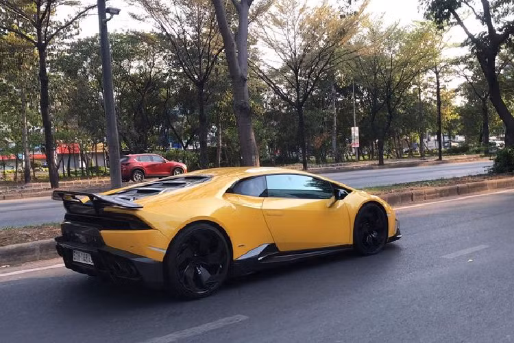 Chủ nhân đầu tiên của chiếc xe là một đại gia trong ngành bất động sản. Sau đó một thời gian, chiếc xe này đã được bán lại qua tay nhiều chủ mới, trong đó có cả doanh nhân Nguyễn Quốc Cường, người đã độ gói Mansory cho xe và Trưởng nhóm Car Passion.