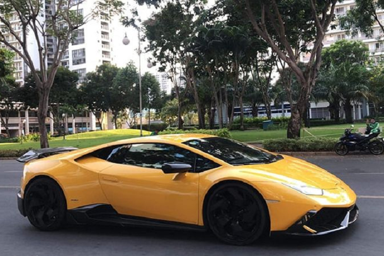 "Trái tim" của Lamborghini Huracan vẫn là khối động cơ V10 5,2 lít được “thửa” từ “đàn anh” Gallardo nhưng công suất đã được cải tiến lên 602 mã lực và mô-men xoắn 560 Nm. Động cơ V10 của Huracan lần được tiên được kết hợp cả hai chế độ phun xăng điện tử trực tiếp và phun xăng điện tử đa điểm. Với hộp số ly hợp kép 7 cấp, hệ dẫn động 4 bánh, siêu xe có thể tăng tốc từ 0-100 km/h trong 3,2 giây trước khi đạt vận độ tối đa 325 km/h.