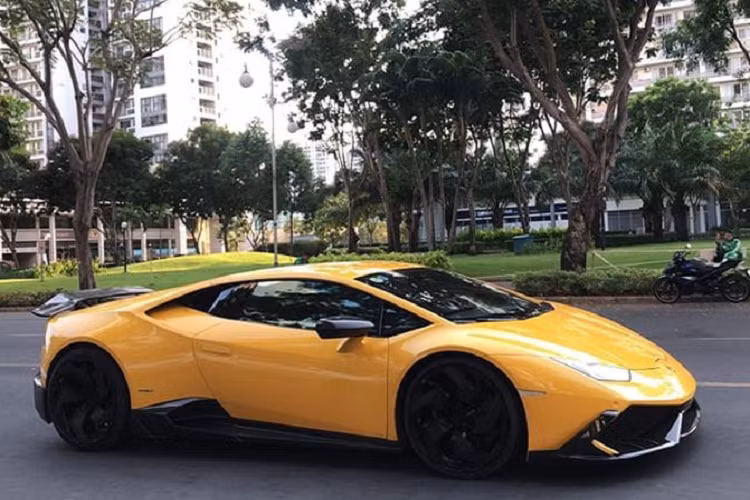 "Trái tim" của Lamborghini Huracan vẫn là khối động cơ V10 5,2 lít được “thửa” từ “đàn anh” Gallardo nhưng công suất đã được cải tiến lên 602 mã lực và mô-men xoắn 560 Nm. Động cơ V10 của Huracan lần được tiên được kết hợp cả hai chế độ phun xăng điện tử trực tiếp và phun xăng điện tử đa điểm. Với hộp số ly hợp kép 7 cấp, hệ dẫn động 4 bánh, siêu xe có thể tăng tốc từ 0-100 km/h trong 3,2 giây trước khi đạt vận độ tối đa 325 km/h.