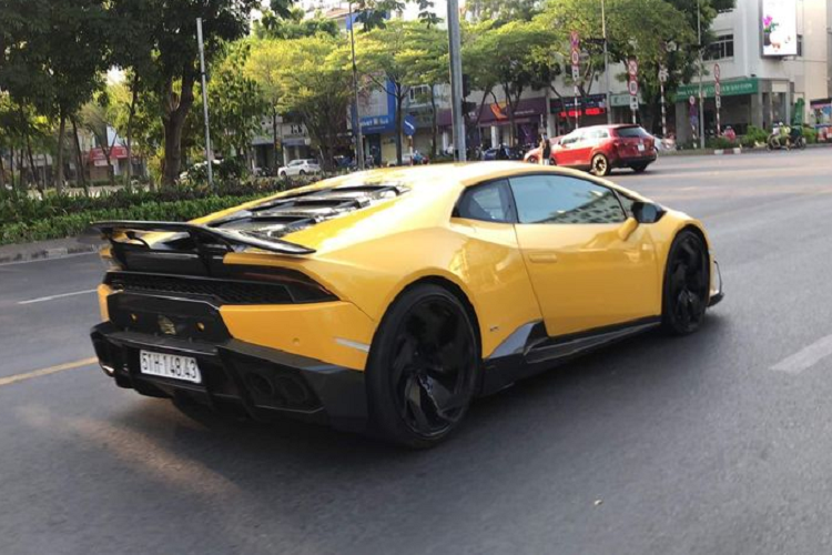 Lamborghini Huracan LP610-4 có bộ khung làm từ sợi carbon/nhôm hybrid, thân xe chất liệu nhôm và composite. Kích thước dài, rộng, cao của xe lần lượt là 4.459 x 1.924 x 1.165 mm. Chiều dài cơ sở 2.620 mm và trọng lượng khô 1.422 kg.