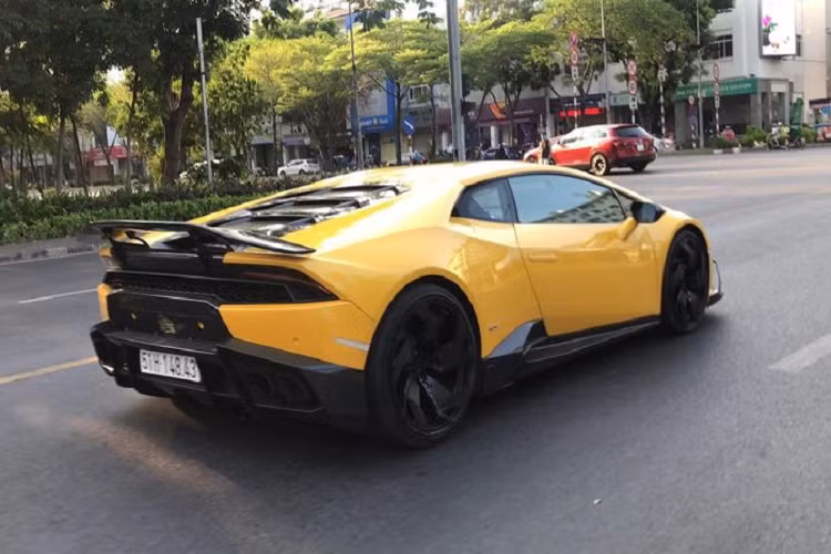 Lamborghini Huracan LP610-4 có bộ khung làm từ sợi carbon/nhôm hybrid, thân xe chất liệu nhôm và composite. Kích thước dài, rộng, cao của xe lần lượt là 4.459 x 1.924 x 1.165 mm. Chiều dài cơ sở 2.620 mm và trọng lượng khô 1.422 kg.