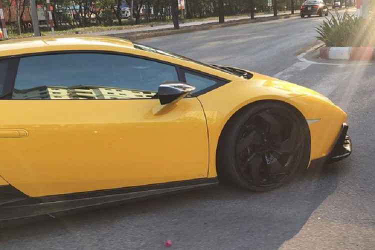 Lamborghini Huracan màu độc này là mẫu xe thay thế cho "người đàn anh" Gallardo và được hãng siêu xe Ý chính thức trình làng tới công chúng toàn cầu hồi tháng 3 năm 2014 tại triển lãm Geneva Motor Show.