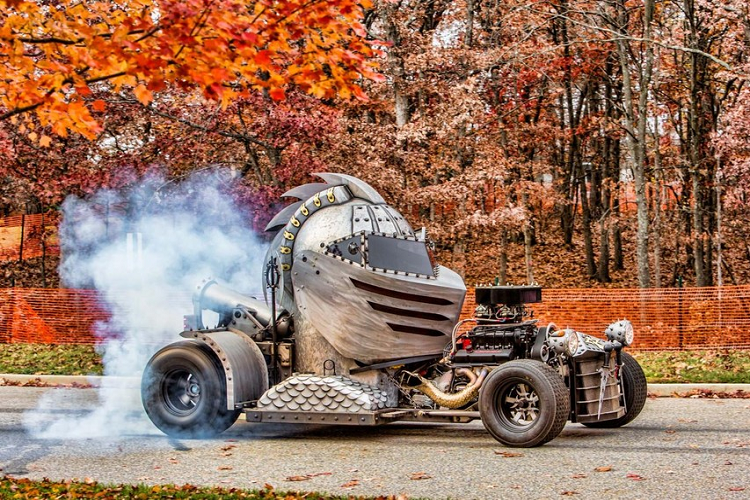 Kết hợp hai thứ lại với nhau và bổ sung thêm kỹ năng chế tạo tuyệt vời của AJ Bohata, và những gì chúng ta có được là một phương tiện điên rồ hết chỗ nói mà trông giống như mũ bảo vệ của một bộ giáp hiệp sĩ.