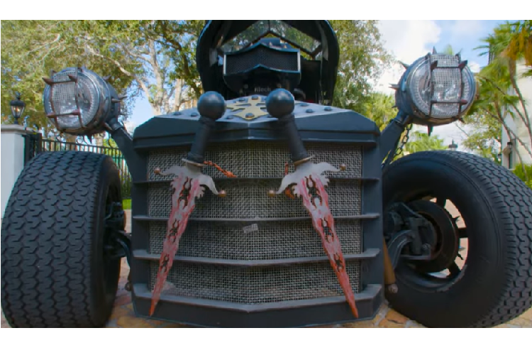 Phần lưới tản nhiệt được trang trí với hai thanh kiếm với chuôi bọc da, và trong tầm với của tài xế là một chiếc rìu chiến trông rất thật, có lẽ là để phòng trường hợp xảy ra va chạm trên đường và cần “giải quyết” ngay tại chỗ với đối phương.