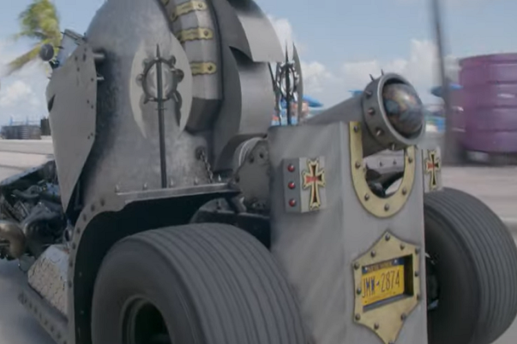 Nói về những chi tiết độc đáo trên xe, ta có thể kể đến ống xả mang hình hai con rắn, mỗi con rắn tạo ra từ hơn 900 cái vảy và cặp răng nanh làm thủ công mà Bohata mất hơn 40 tiếng để hoàn thiện. Các con rắn có thể nhả khói vì mục đích biểu diễn. Ở phía sau, chiếc xe có một nòng pháo thực mà ban đầu được chế tạo để bắn khói, nhưng sau này Bohata đã chuyển đổi nó thành một cái cốp cực nhỏ.