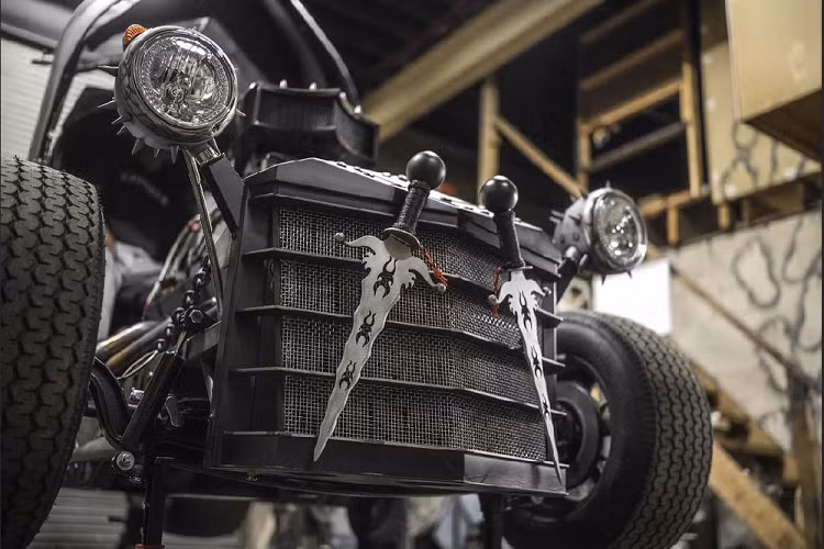 Không gian cabin nằm trọn bên trong phần mũ, và phần vỏ ngoài được làm bằng kim loại mỏng để giảm bớt trọng lượng. Phần mặt nạ đóng vai trò “cửa” ra vào và được hỗ trợ bởi hệ thống đẩy thủy lực. Cabin không mấy rộng rãi, nhưng cũng hợp lý bởi trước đây nó vốn là vị trí cho bình propan. Bohata có lắp đặt thêm một số bộ phận cần thiết ví như các bảng đồng hồ và một bảng điều khiển công năng điều hòa, đèn… Hơn nữa, cổ lái có thể quay sang một bên để mở rộng lối vào ghế ngồi.