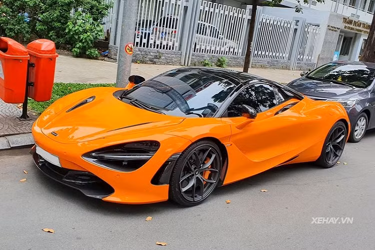 Với sức hấp dẫn của siêu xe McLaren 720S, hiện Việt Nam đã sở hữu tới 14 chiếc 720S gồm 6 chiếc Coupe và 8 chiếc Spider mui trần, trong đó chỉ có 2 chiếc màu cam Ventura Orange như trong hình.
