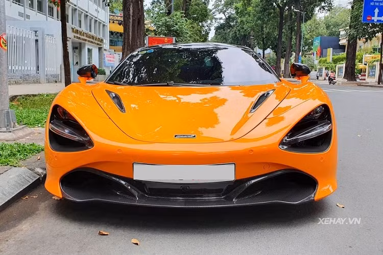 Được biết, chồng của nữ ca sĩ Đoàn Di Băng đã cất công đặt "món quà" là chiếc McLaren 720S Spider mới này từ một đại lý tư nhân chuyên kinh doanh siêu xe và xe sang ngoài Hà Nội.